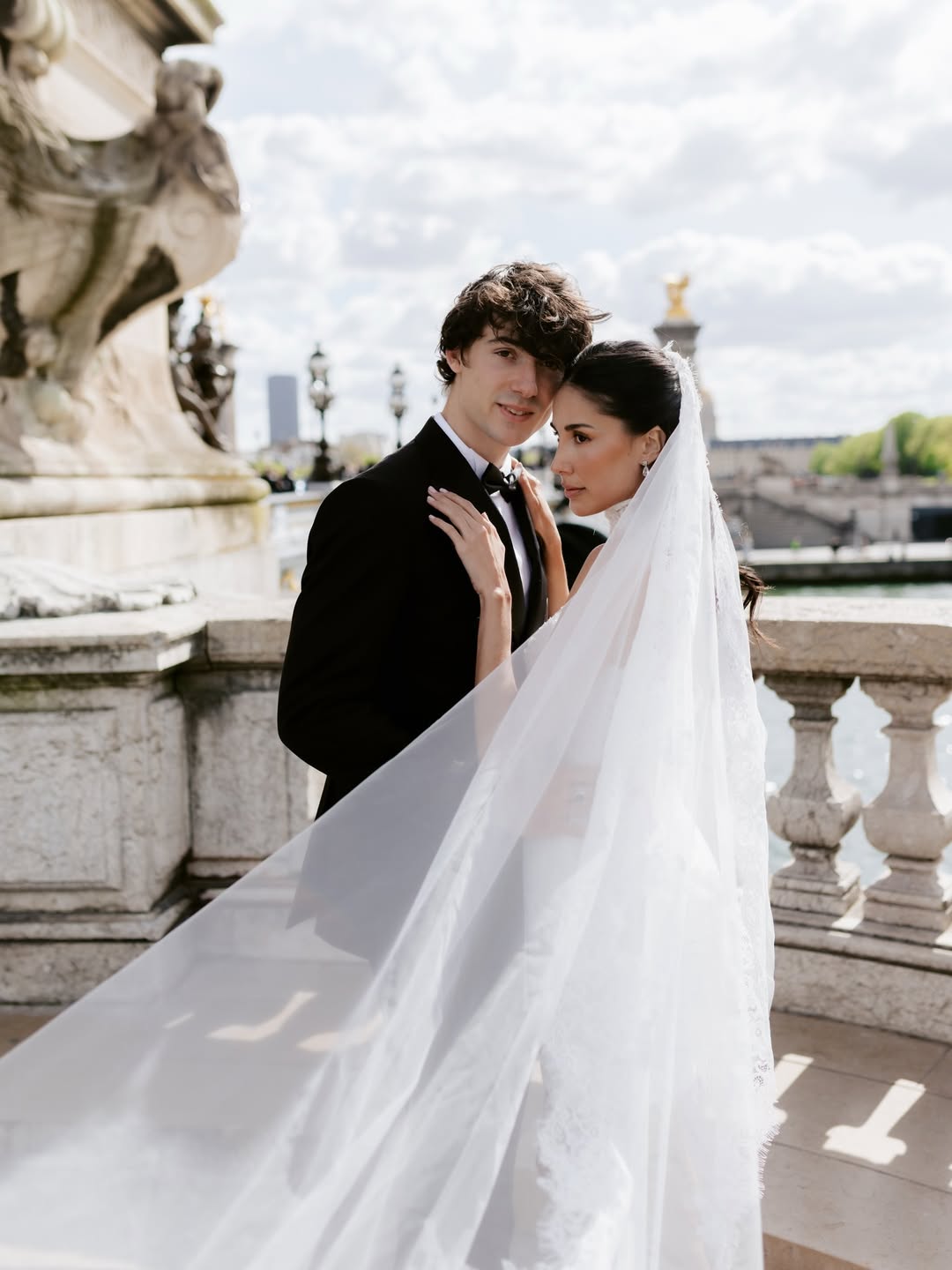 Couple sur pont parisien avec voile