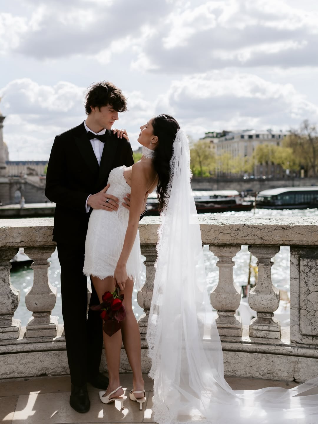 Couple sur pont avec vue pittoresque