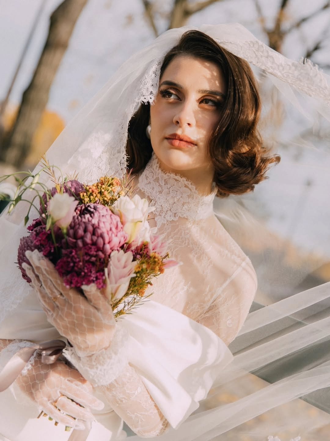 Portrait de mariée avec bouquet coloré