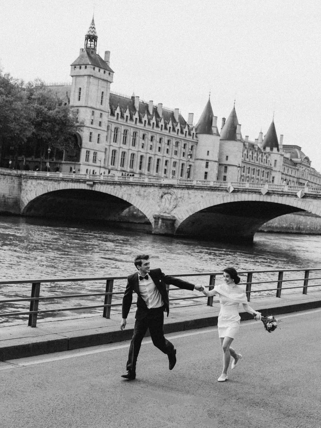 Couple en noir et blanc avec château